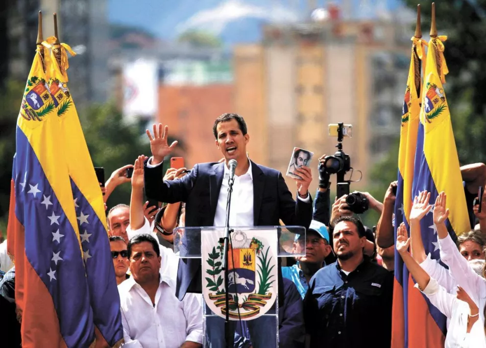 Juan Guaidó ayer al momento de jurar públicamente como presidente a cargo del país caribeño.