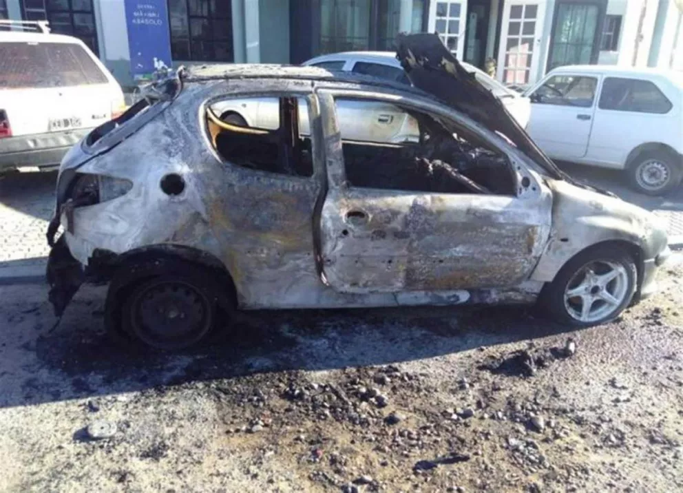 El miércoles el auto fue atacado con una bomba molotov frente a la comisaría.