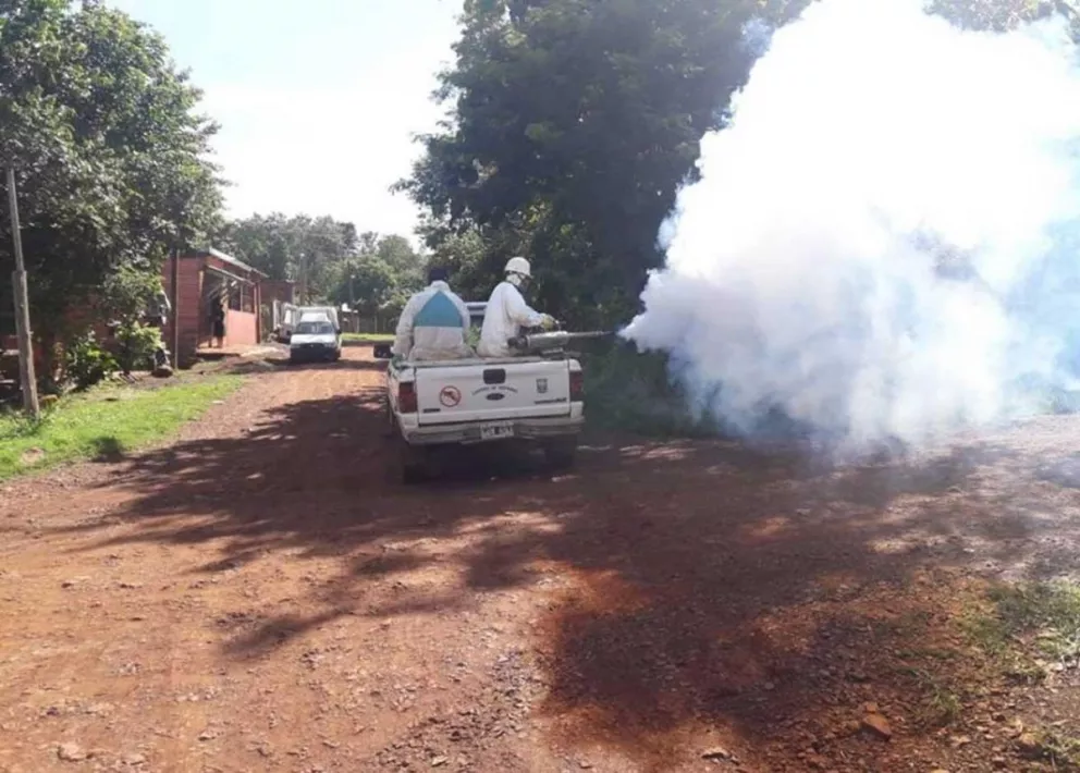 Barrios de la Ciudad de las Cataratas son rociados con agentes que eliminan al mosquito Aedes aegypti.