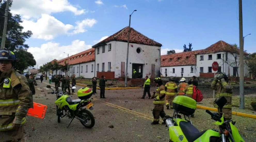La escuela de cadetes de policía de Bogotá sufrió un ataque con un coche bomba