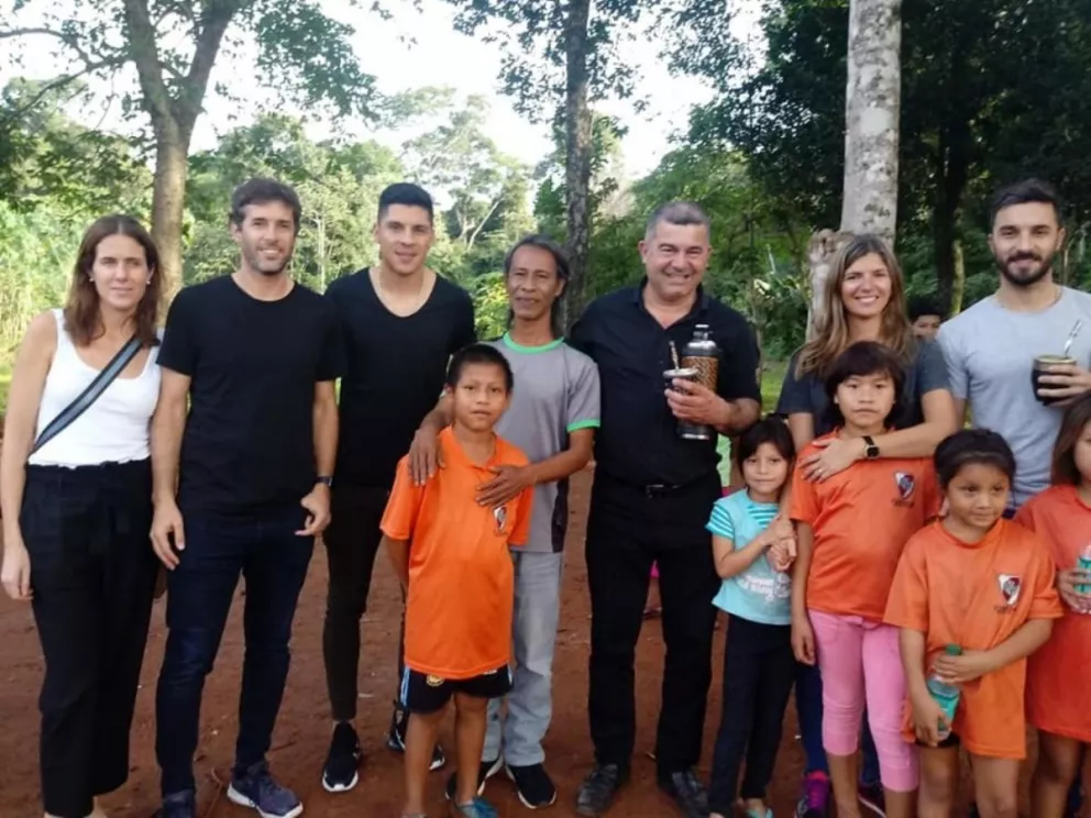 Enzo Pérez y “Nacho” Scocco visitaron la aldea Yasy Porá en Iguazú