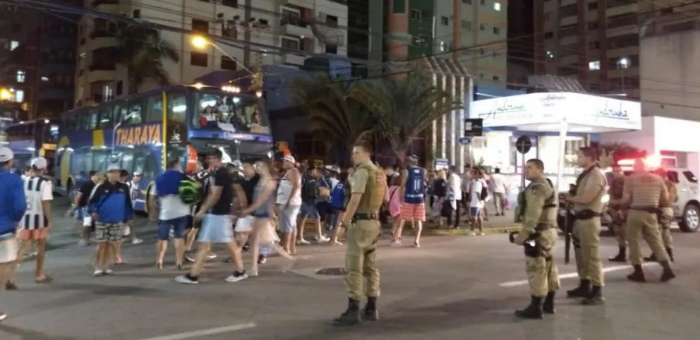 Policía Militar expulsó de Meia Praia a hinchas de Talleres