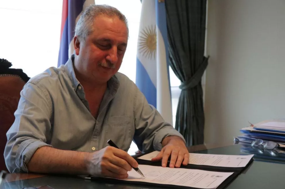 El gobernador Passalacqua firmando el decreto en el que convoca a elecciones provinciales