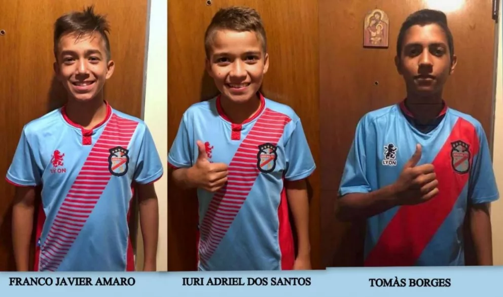 Tres promesas del fútbol misionero con la camiseta de Arsenal de Sarandí