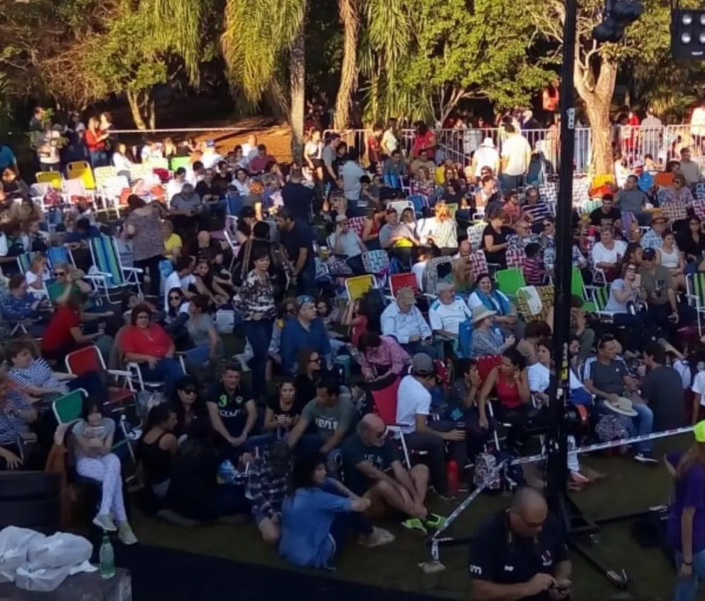 El público espera el gran concierto en Cataratas