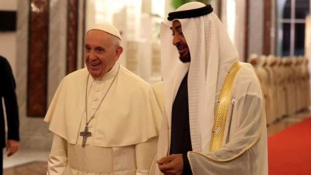 El papa Francisco llegó a Emiratos Árabes Unidos para una histórica visita