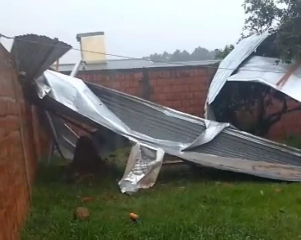 El viento arrastró techos de viviendas en la zona sur de Posadas