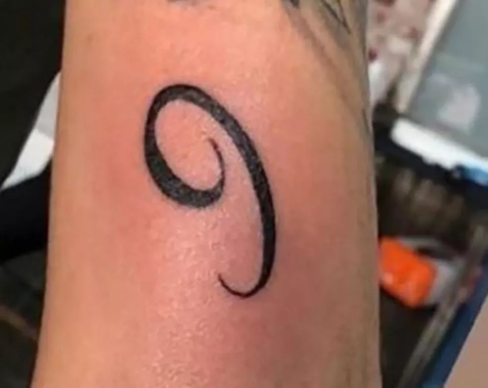 La novia brasileña de Emiliano Sala lo homenajeó con un nuevo tatuaje