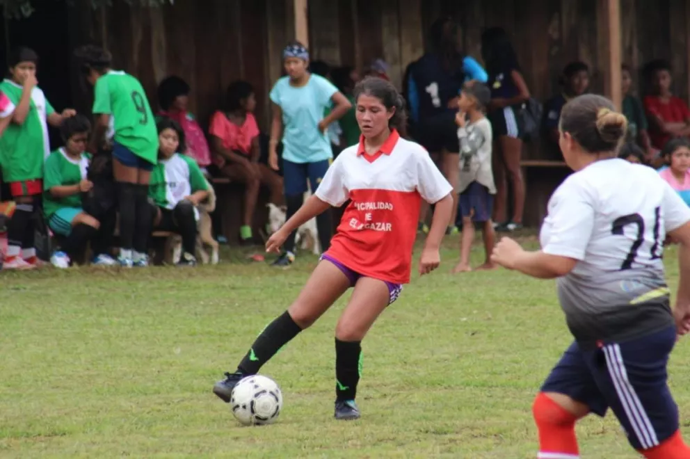 Fiesta de fútbol femenino en Cuña Pirú 