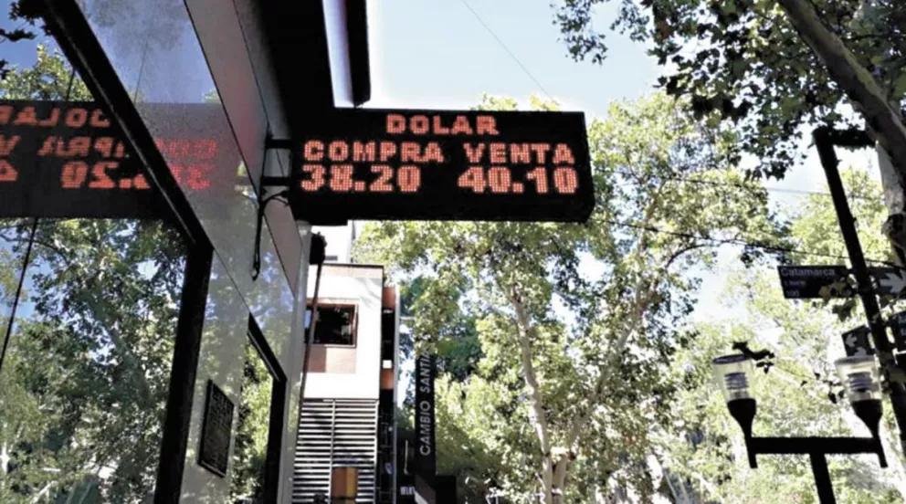 En un clima tenso, el dólar pasó los 41 pesos y cerró en 40,76   