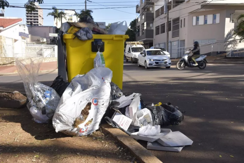 Tras una jornada de paro, la basura se acumuló en los contenedores de la ciudad