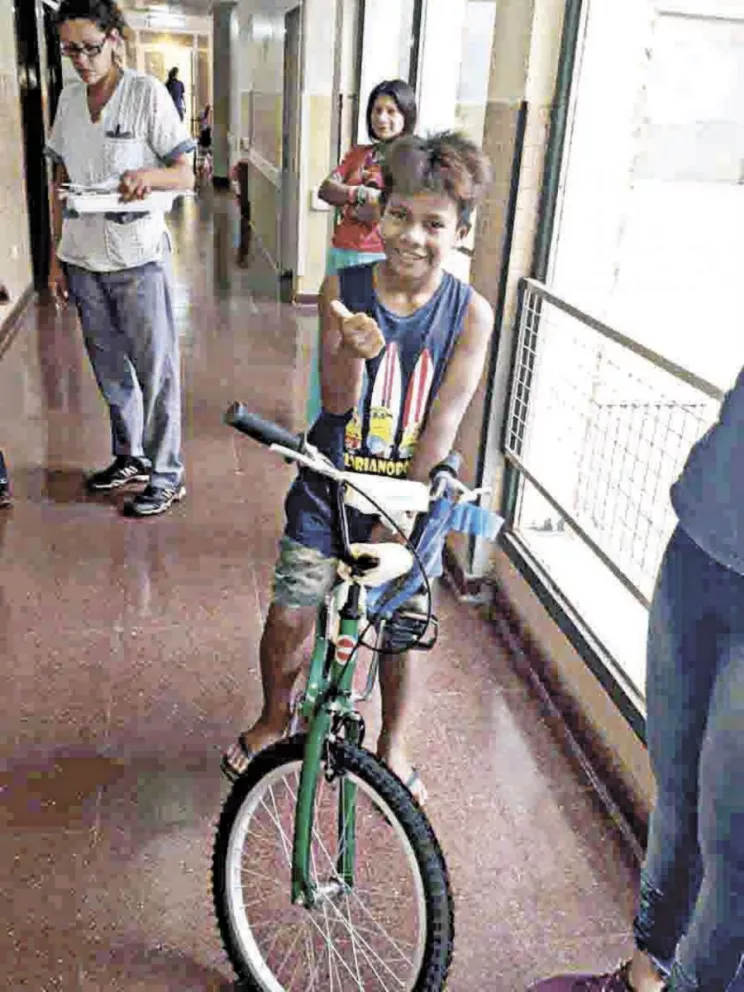 Cumplió el sueño de tener una bicicleta para ir a la escuela