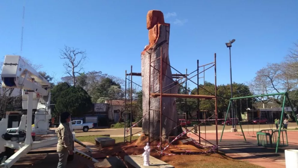 Candelaria: Escultura del Tamborcito de Tacuarí, retrasada