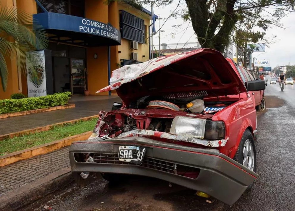 El Volkswagen Gol de Franco M. (21) fue el que embistió el auto de la víctima y quedó severamente dañado frente a la Comisaría Tercera.
