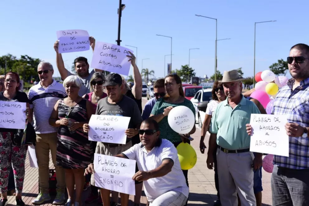 Autoconvocados se manifestaron en la Costanera de Posadas contra aumentos en planes de autos