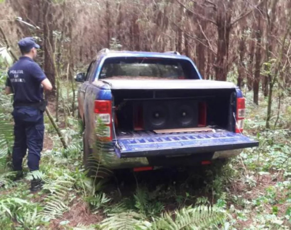 Recuperan camioneta robada y oculta en el monte en Puerto Libertad