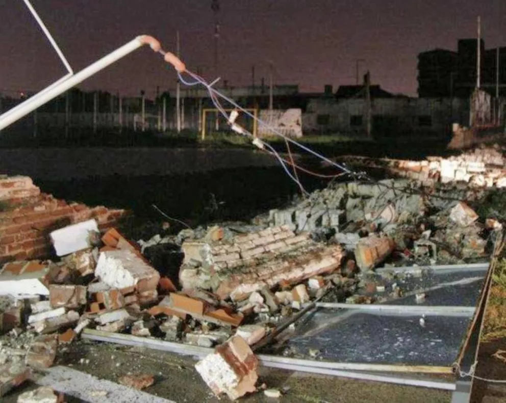 El temporal que azotó Corrientes provocó un apagón por postes y muros caídos