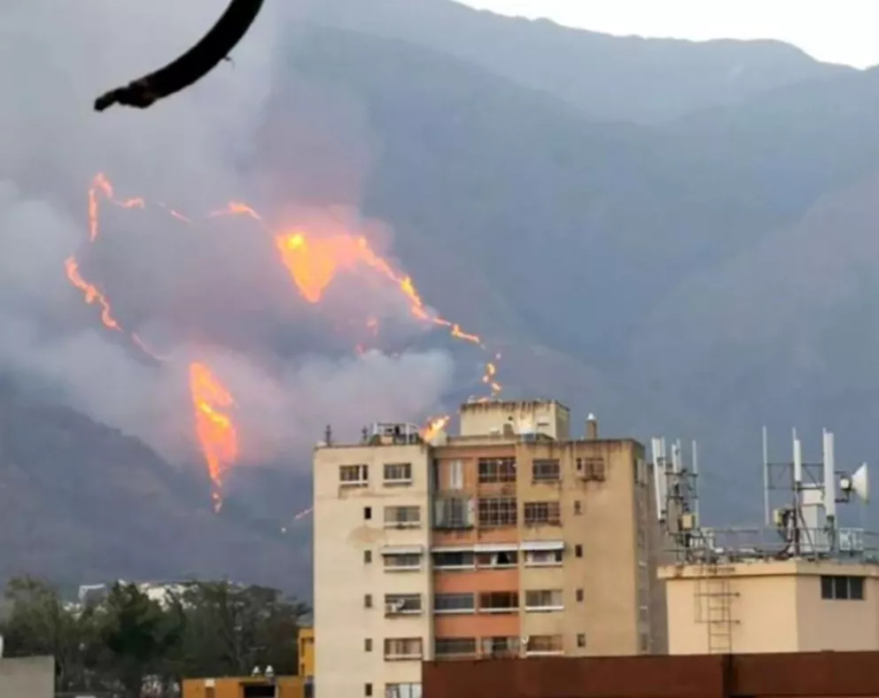 Venezuela: un incendio arrasó amplias zonas de la montaña que abastece de agua a Caracas