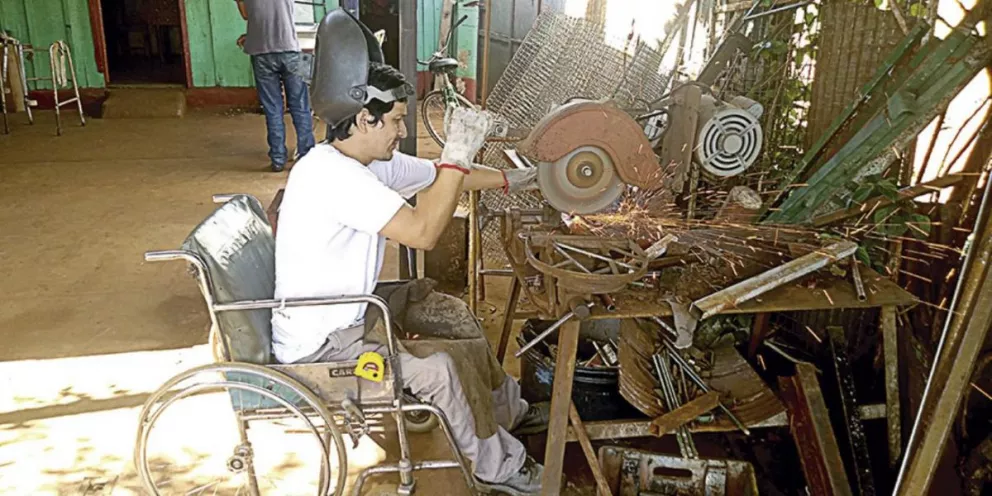Se dedica a la metalurgia desde una silla de ruedas 