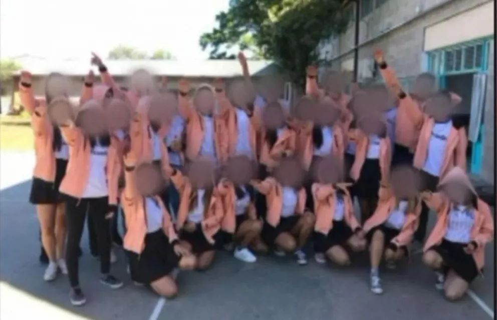 Escándalo en Córdoba por alumnos que hicieron el saludo nazi en el patio del colegio