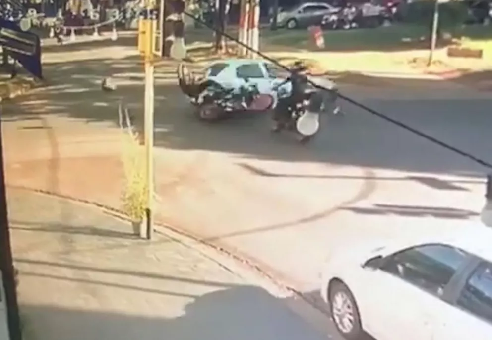 Investigan si pasó en rojo: Automovilista embistió a policía motorizado que se salvó de milagro 