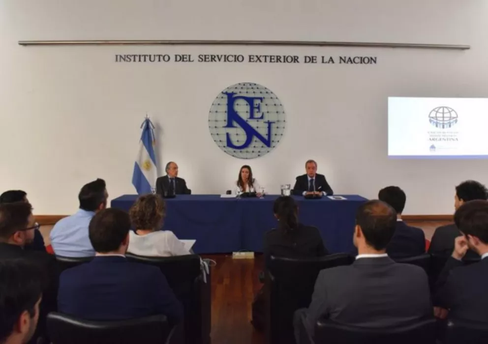 Elisa Trotta, la representante del gobierno de Juan Guaidó en Argentina, dio una charla y anunció la ayuda humanitaria