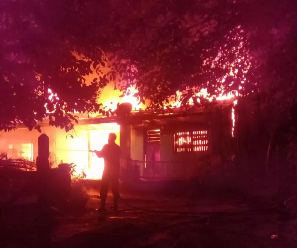 Incendio en Jardín América: Mujer socorrida por vecinos terminó en el hospital