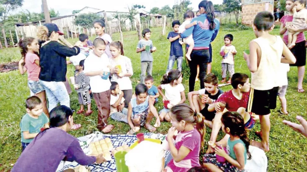 Desalojados, 100 niños toman la merienda en la vereda