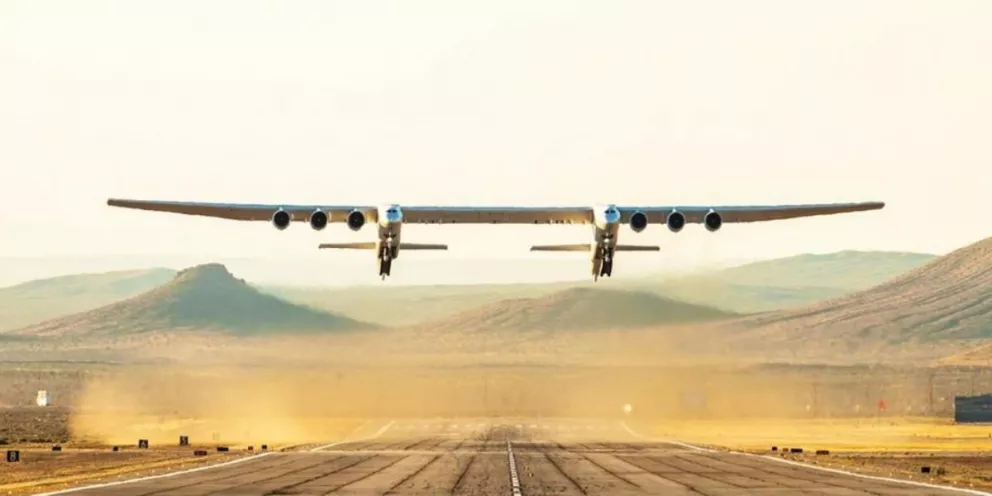 El avión más grande de la historia completó su primer vuelo oficial