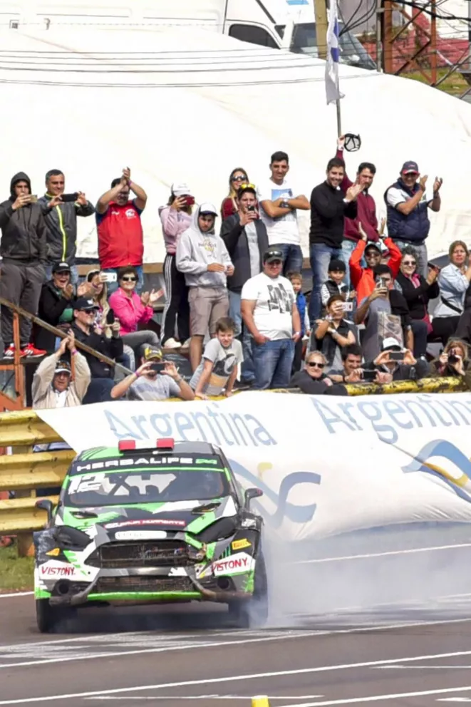 Nicolás Fuchs ganó la cuarta fecha y el Rallycross conquistó Posadas