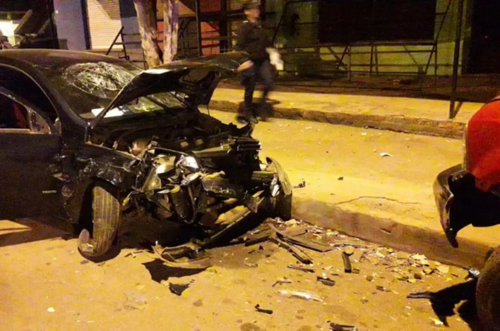 Montecarlo: Impacto frontal entre dos vehículos resultó con tres hombres lesionados