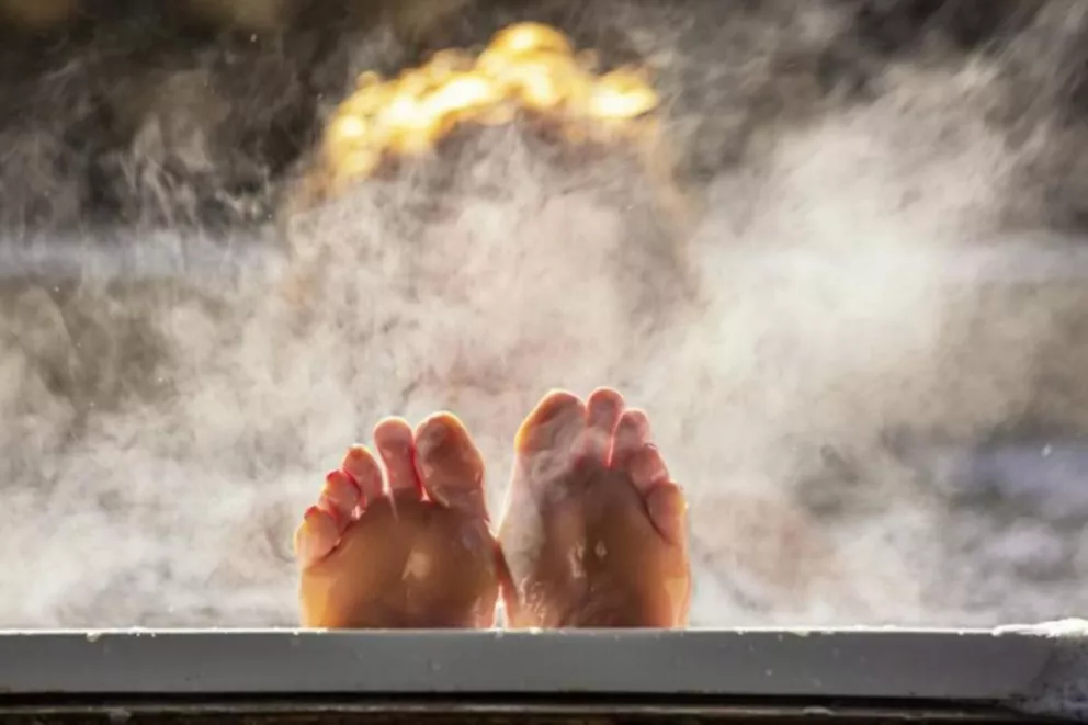 El mito es cierto: bañarse con agua caliente antes de acostarse ayuda a dormir mejor