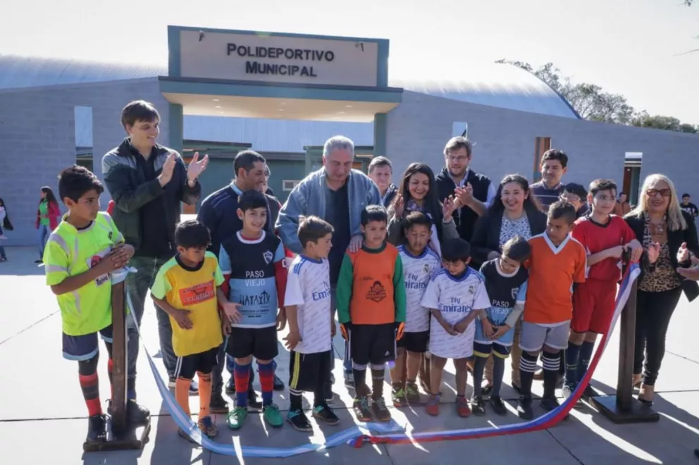 Passalacqua inauguró un polideportivo y entregó subsidios a laneras en Profundidad