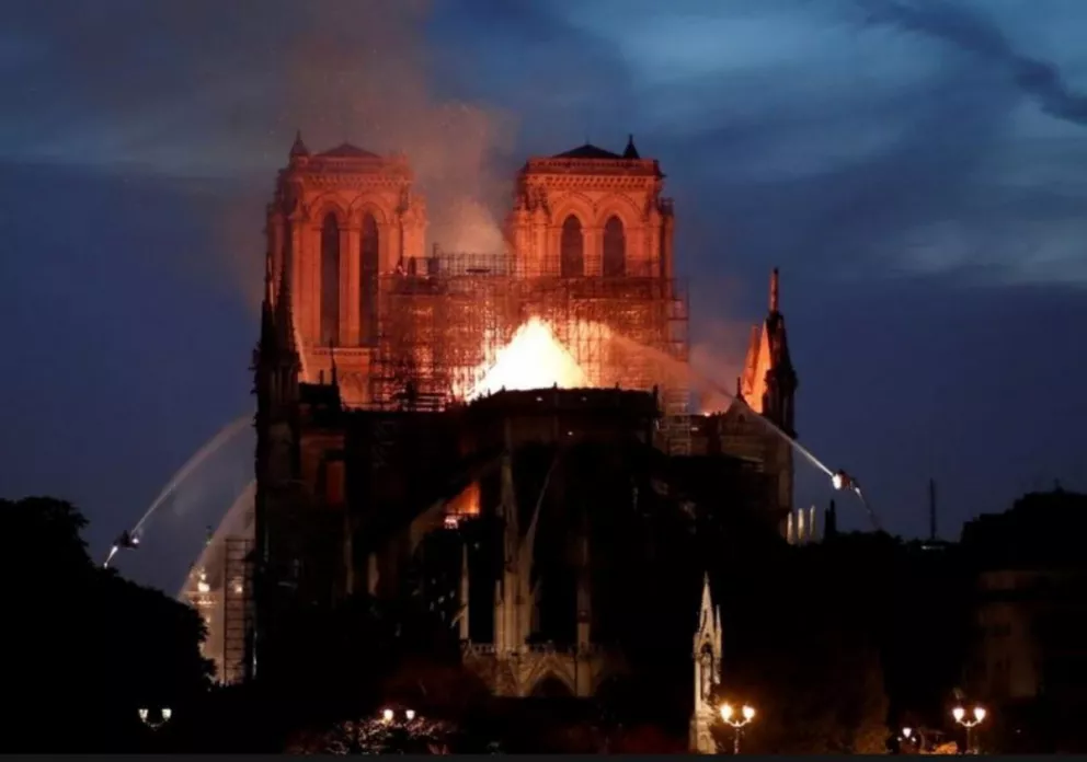 Notre Dame de París: 400 bomberos trabajaron para controlar el incendio