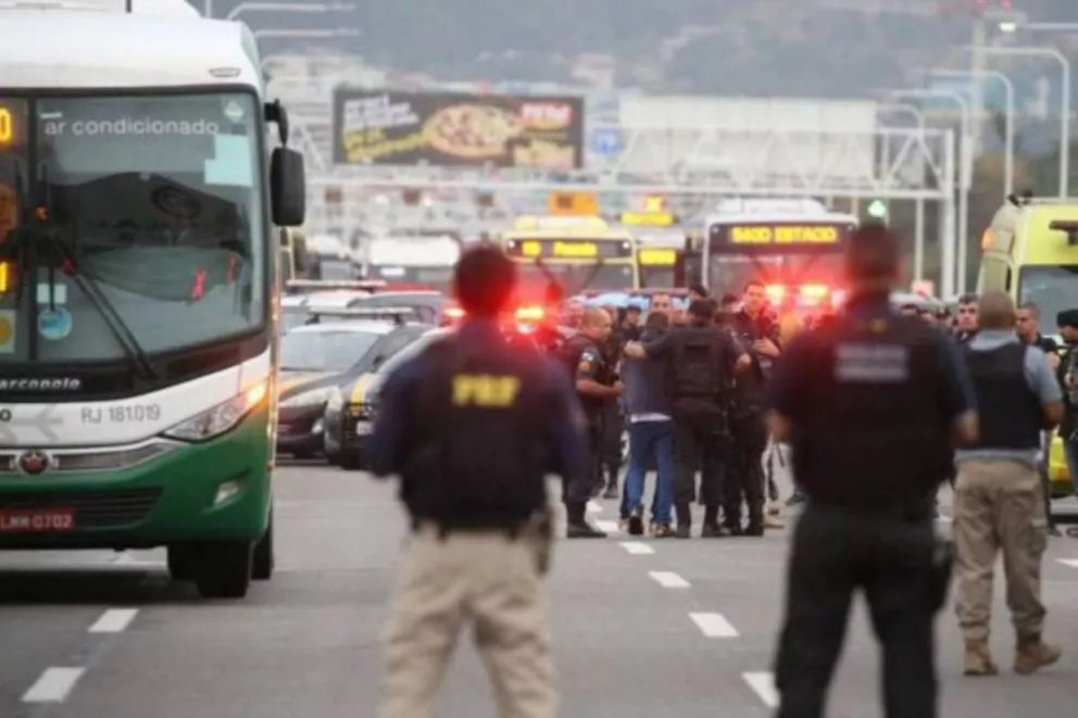 Brasil: un hombre secuestró un ómnibus con pasajeros y amenaza con prenderlo fuego 