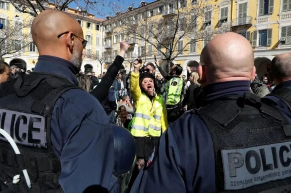 Los "chalecos amarillos" chocaron con la Policía en Niza y se mantiene la tensión en París