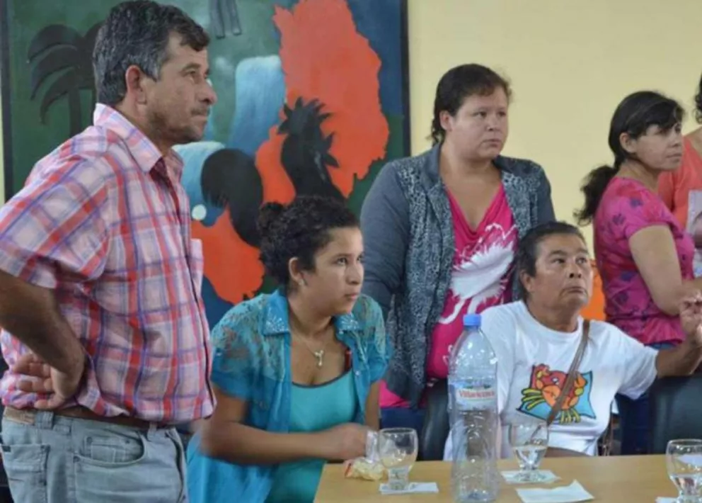 Teresa González -en el medio- con sus padres durante el juicio.