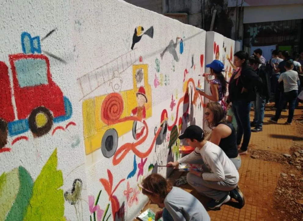 Iguazú: Niños pintaron un mural homenajeando a los bomberos