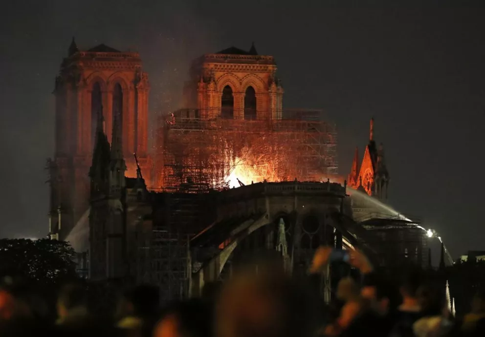 Incendio en la catedral Notre Dame: se derrumbaron el techo y la aguja de la torre principal