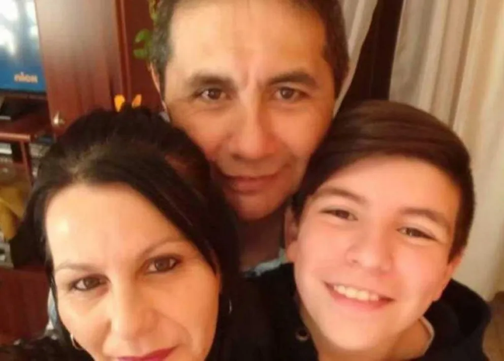 El hombre habría asesinado a su mujer y a su hijo mientras éstos dormían.