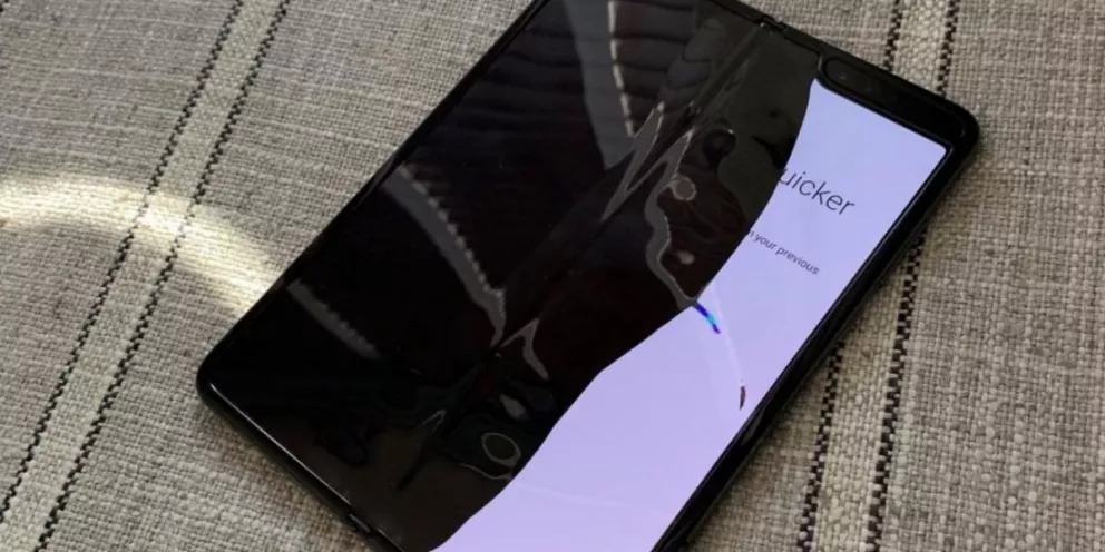 Samsung retrasa el lanzamiento se su teléfono plegable por los fallos en la pantalla 