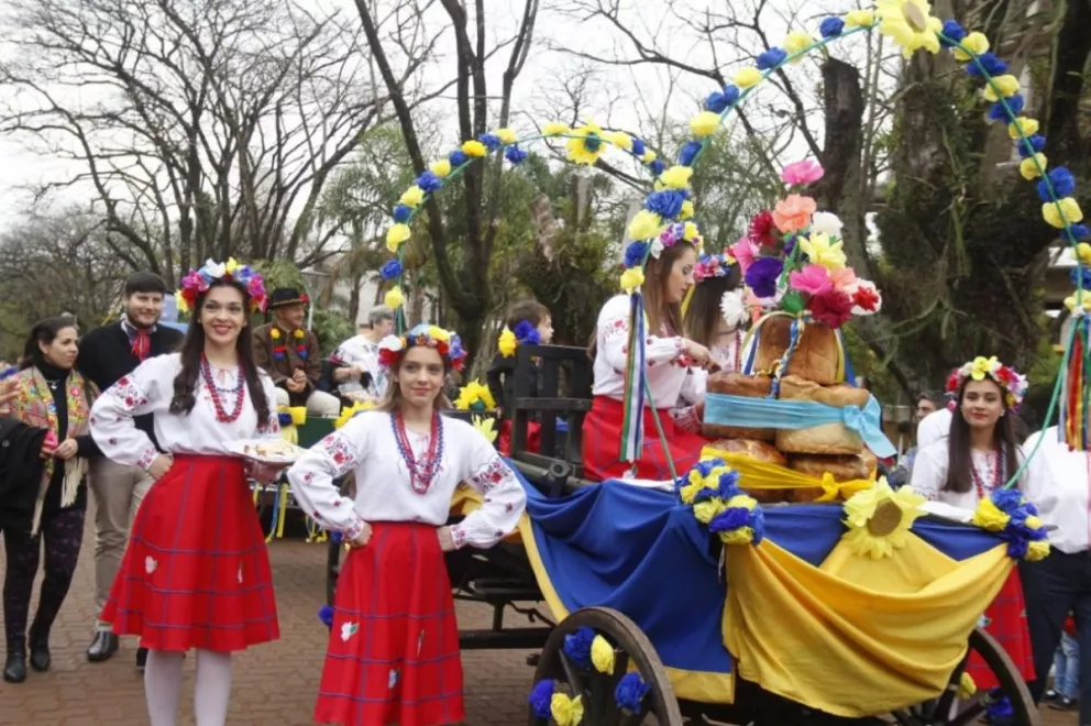 Con el tradicional desfile Oberá comenzó a vivir la Fiesta Nacional del Inmigrante