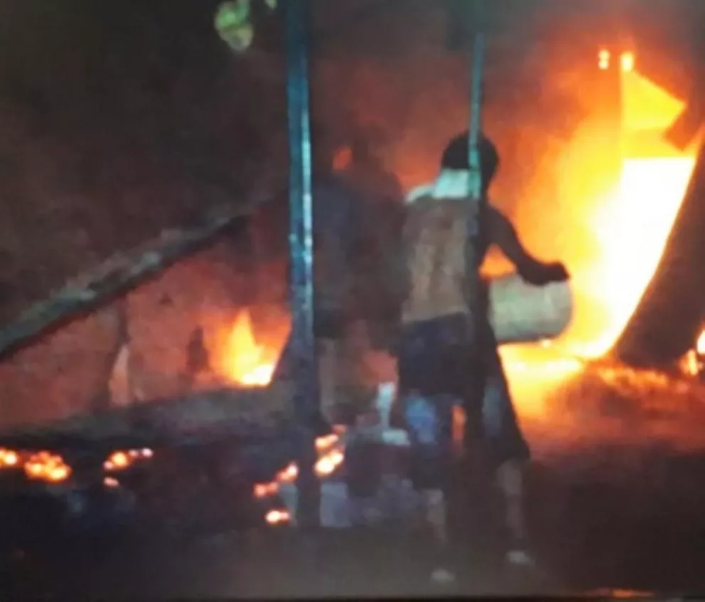 Voraz incendio afectó a tres viviendas en Santiago de Liniers