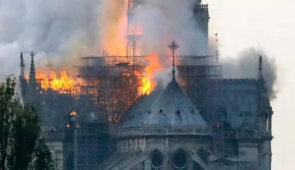 Se incendia la catedral Notre Dame en París