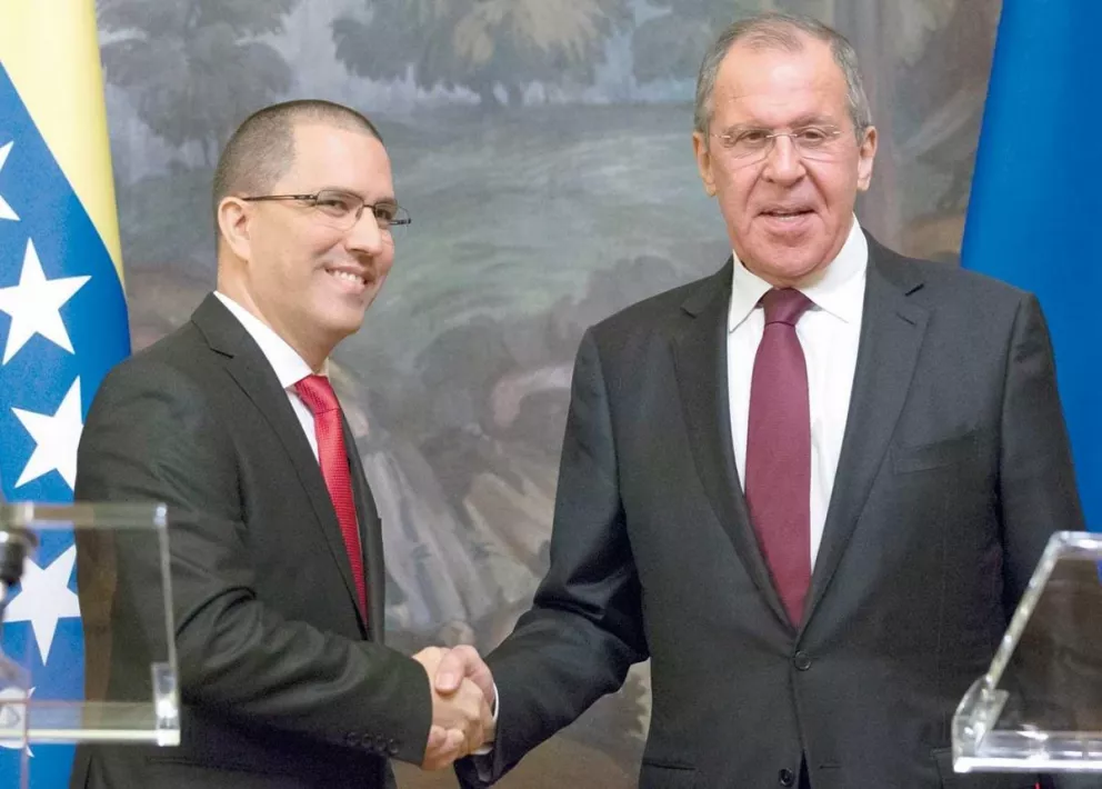 El canciller venezolano Jorge Arreaza saluda a su par ruso Sergei Lavrov en Rusia.