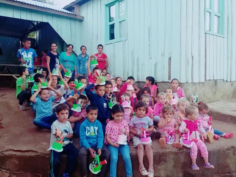 Niños de Paraje Mondori recibieron un obsequio de Pascua