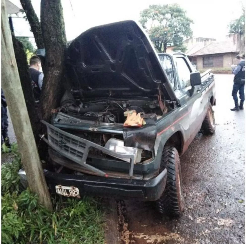 Oberá: Impactó su camioneta contra un árbol y la abandonó en el lugar
