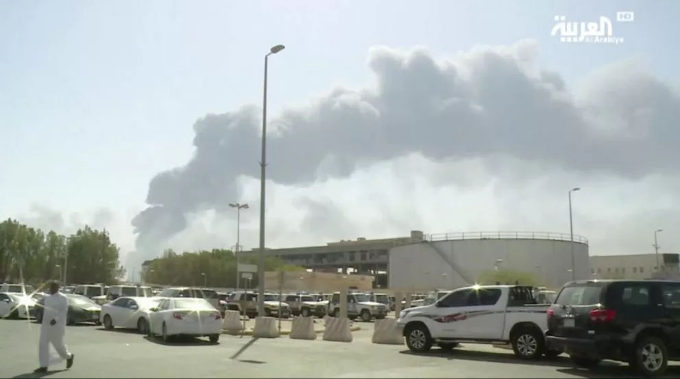 Columnas de humo salen de la instalación procesadora de petróleo Abqaiq en Buqyaq, Arabia Saudí, tras un ataque con drones al lugar, el sábado 14 de septiembre de 2019.