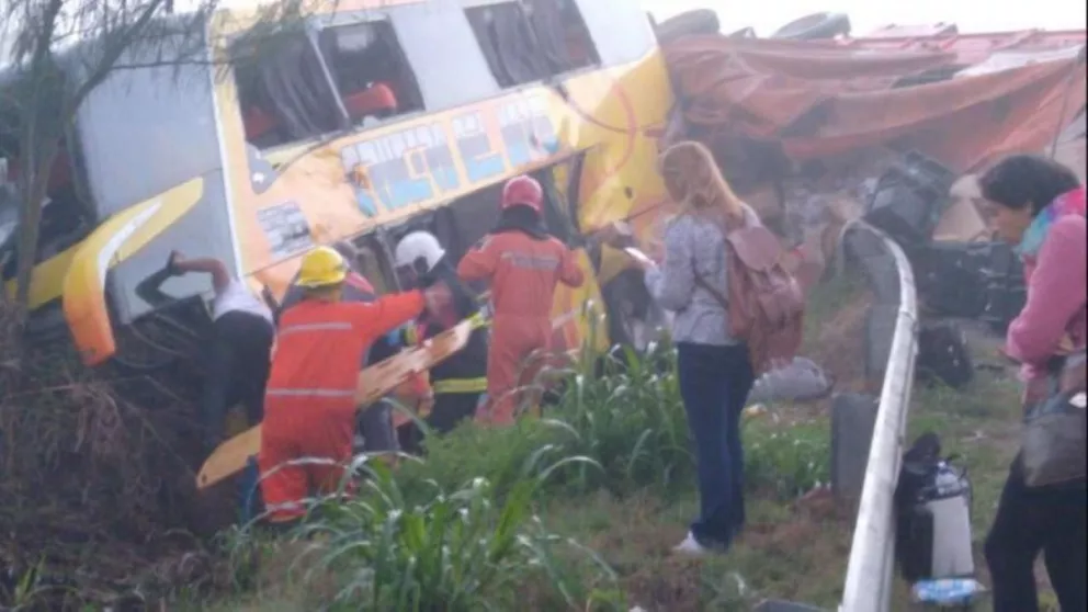 Hay 16 heridos: Chocaron en Córdoba colectivo de Crucero del Norte y un camión
