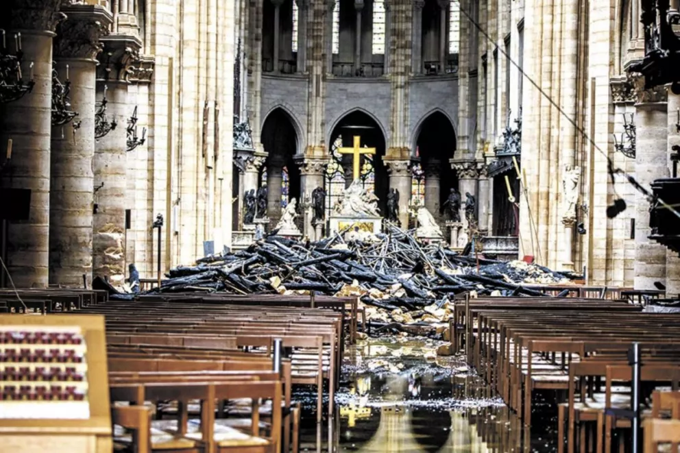 Tras la conmoción, reconstruir Notre Dame es prioridad